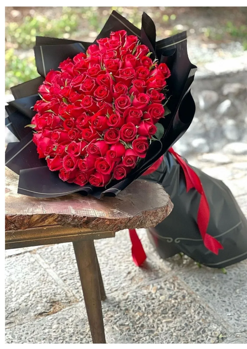 Fotografía de Ramo buchón de 100 rosas