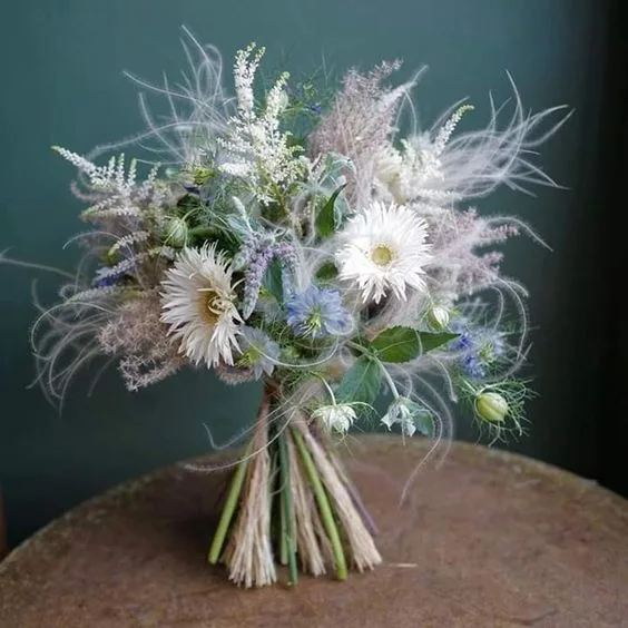 Fotografía de Ramo de novia silvestre blanco y azul