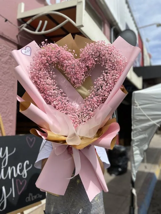 Fotografía de Ramo floral en forma de corazón
