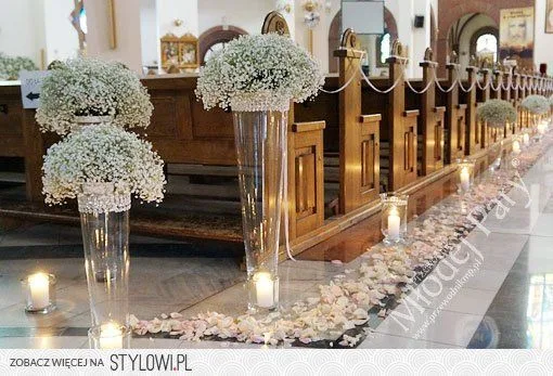 Fotografía de Decoración floral de pasillo para iglesia