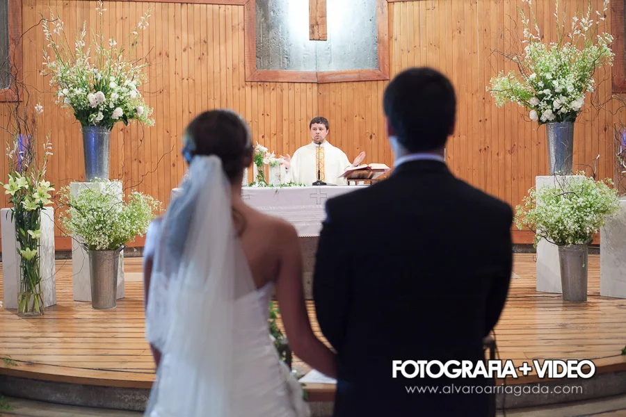 Fotografía de Decoración floral de altar y púlpito